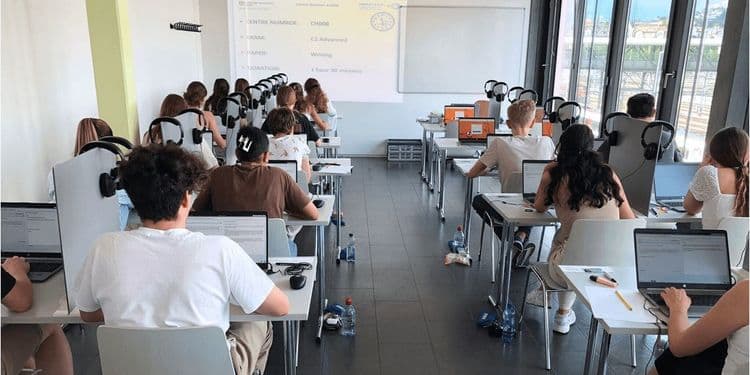 People sitting the exam of Linguaskill I Swiss Exams